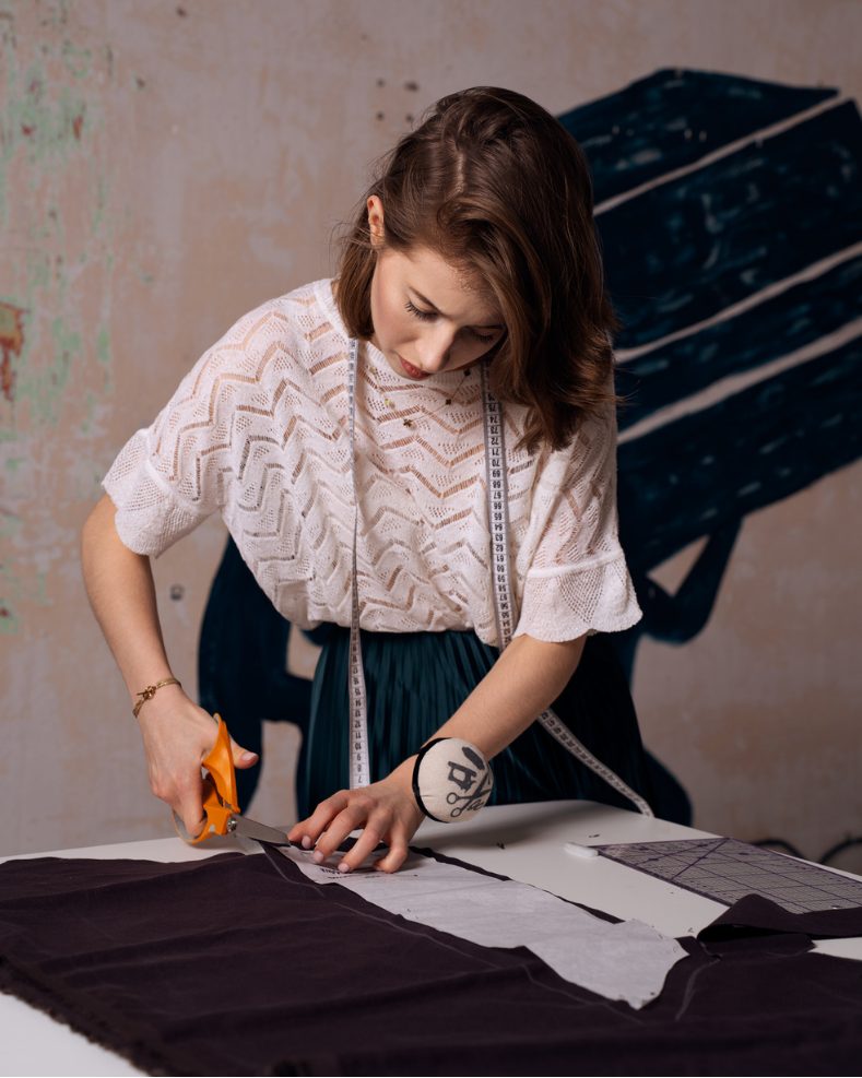 Kornelia Drążek podczas pracy nad projektem krawieckim